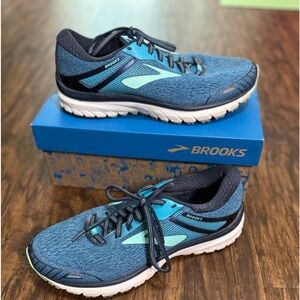 Brooks women’s tennis shoes size 9